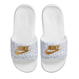 CLAQUETTE NIKE VICTORI ONE CHAUSSURES ADULTE 42 Couleur WHITE/METALLIC  GOLD-WOLF GREY